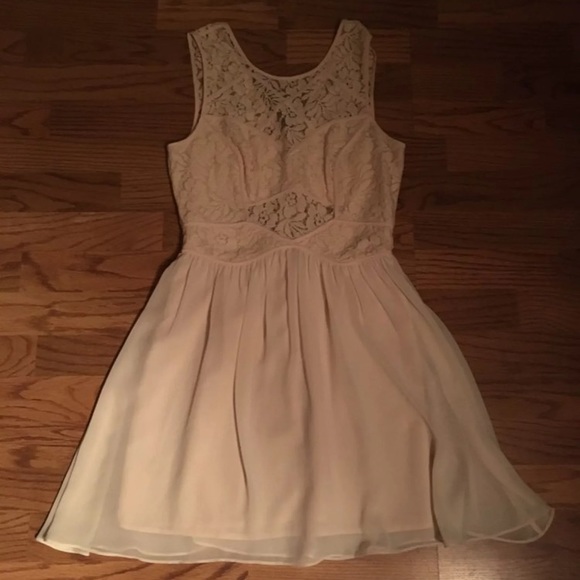 BCBGeneration Dresses & Skirts - ❤️SALe❤️Bcbg pale blush/cream lace cutout dress